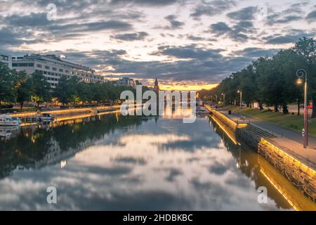 Turku, Finlandia - 5 agosto 2021: Vista sull'Alba sul fiume Aurajoki con la cattedrale di Turku sullo sfondo a Turku, Finlandia. Foto Stock