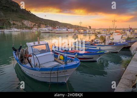 Boote, Fischerhafen, Castellammare del Golfo, Sizilien, Italien Foto Stock