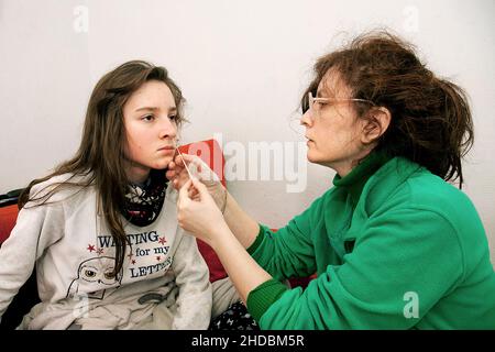 Madre spagnola che prova il suo figlio di 13 anni per Covid usando un test di flusso laterale domestico, Barcellona, Spagna. Foto Stock