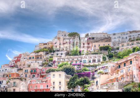 Vista sul paese di Positano lungo la Costiera Amalfitana in Italia, con le sue caratteristiche case colorate Foto Stock