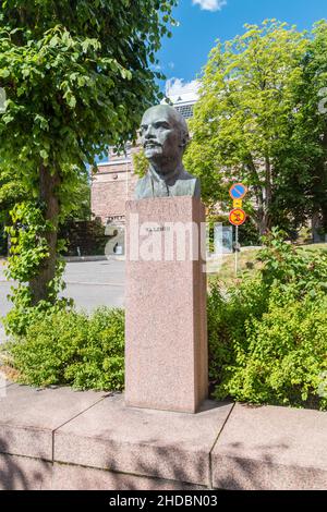 Turku, Finlandia - 6 agosto 2021: Busto di bronzo di Vladimir Lenin di Anikushin in via Aurakatu. Vladimir Ilyich Ulyanov era un rivoluzionario russo, poli Foto Stock