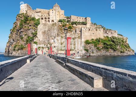Napoli, Ischia, Italia - Luglio 05 2021: Ingresso al castello aragonese, imponente fortezza sull'isola di Ischia Foto Stock