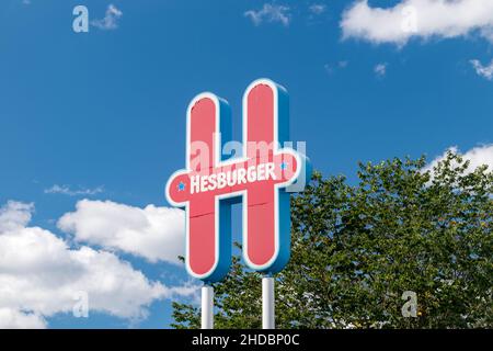 Turku, Finlandia - 6 agosto 2021: Cartello e logo del ristorante finlandese di fast food Hesburger. Foto Stock