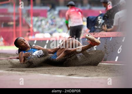 01 agosto 2021: Chantel Malone delle Isole Vergini Britanniche compete nella finale del salto lungo delle Donne durante la competizione di atletica allo Stadio Olimpico di Tokyo, Giappone. Daniel Lea/CSM} Foto Stock