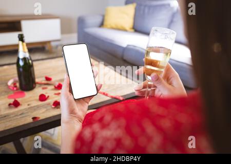 Metà della sezione della giovane donna in data virtuale attraverso il telefono cellulare con spazio copia Foto Stock