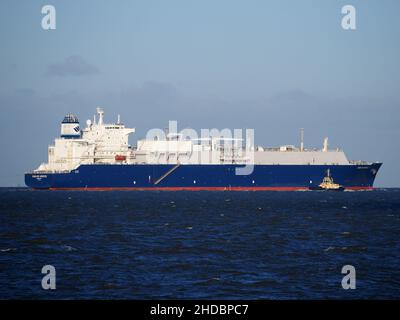 Sheerness, Kent, Regno Unito. 5th Jan 2022. La nave a gas "Gaslog Greece" parte da Medway a Sheerness, Kent dopo aver scaricato il gas allo stabilimento di GNL dell'Isola di Grain della National Grid. La nave, che è una cisterna GNL, trasporta gas come gas naturale liquefatto sovrraffreddato per un trasporto sicuro. L'aumento dei prezzi dell'energia dovrebbe mettere a dura prova i bilanci delle famiglie del Regno Unito. Credit: James Bell/Alamy Live News Foto Stock