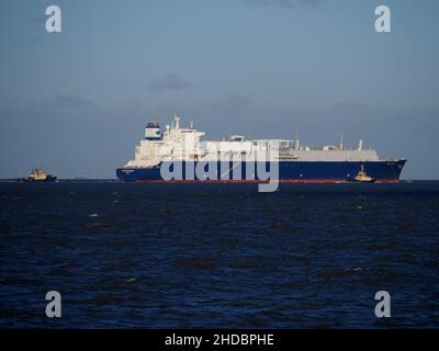 Sheerness, Kent, Regno Unito. 5th Jan 2022. La nave a gas "Gaslog Greece" parte da Medway a Sheerness, Kent dopo aver scaricato il gas allo stabilimento di GNL dell'Isola di Grain della National Grid. La nave, che è una cisterna GNL, trasporta gas come gas naturale liquefatto sovrraffreddato per un trasporto sicuro. L'aumento dei prezzi dell'energia dovrebbe mettere a dura prova i bilanci delle famiglie del Regno Unito. Credit: James Bell/Alamy Live News Foto Stock