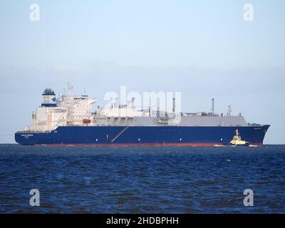 Sheerness, Kent, Regno Unito. 5th Jan 2022. La nave a gas "Gaslog Greece" parte da Medway a Sheerness, Kent dopo aver scaricato il gas allo stabilimento di GNL dell'Isola di Grain della National Grid. La nave, che è una cisterna GNL, trasporta gas come gas naturale liquefatto sovrraffreddato per un trasporto sicuro. L'aumento dei prezzi dell'energia dovrebbe mettere a dura prova i bilanci delle famiglie del Regno Unito. Credit: James Bell/Alamy Live News Foto Stock