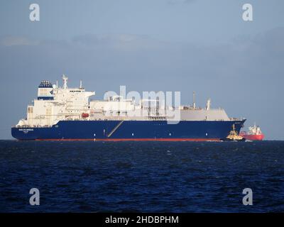 Sheerness, Kent, Regno Unito. 5th Jan 2022. La nave a gas "Gaslog Greece" parte da Medway a Sheerness, Kent dopo aver scaricato il gas allo stabilimento di GNL dell'Isola di Grain della National Grid. La nave, che è una cisterna GNL, trasporta gas come gas naturale liquefatto sovrraffreddato per un trasporto sicuro. L'aumento dei prezzi dell'energia dovrebbe mettere a dura prova i bilanci delle famiglie del Regno Unito. Credit: James Bell/Alamy Live News Foto Stock