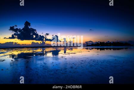 Tramonto sull'Oceano Indiano nelle Malidive Foto Stock