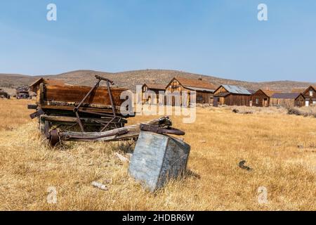 Bridgeport, California, Stati Uniti. 16 ottobre 2020. Carrozze e cavalli decaduti e case al Bodie state Historic Park. I turisti casuali sono stati clonati fuori. Bodie è un Califfo Foto Stock