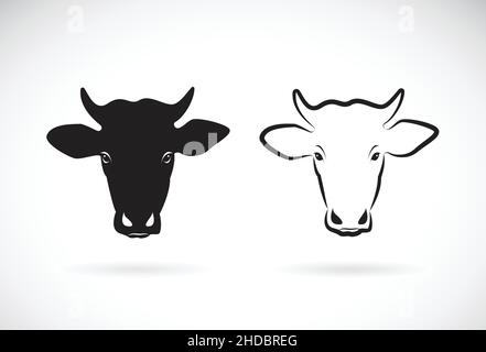 Vettore di disegno della testa di vacca su sfondo bianco. Animale da fattoria. Illustrazione vettoriale a livelli facilmente modificabile. Illustrazione Vettoriale