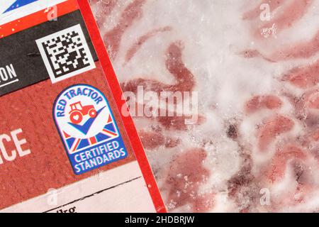 Scongelamento del pacchetto carne trita magra ASDA + logo Union Jack / Red Tractor Assured. Per il settore alimentare e agricolo nel Regno Unito, nel Regno Unito, nell'industria della carne. Foto Stock