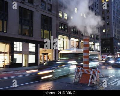 New York, USA - 17 giugno 2019: Immagine lunga esposizione di una pila di vapore e di aggirare il traffico vicino Madison Avenue. Foto Stock