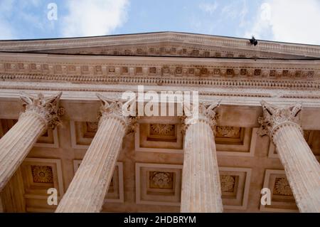 Frontone del tempio romano Maison Carrée a Nîmes, Francia. Foto Stock