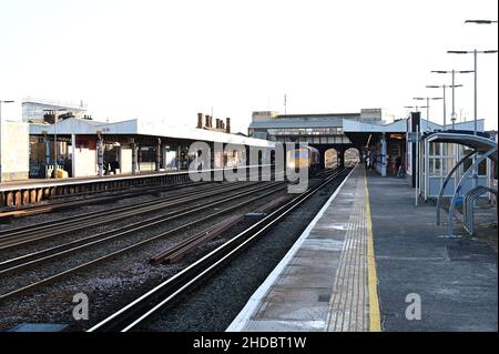 Una locomotiva di classe 66 'Peterborough United' che passa attraverso la stazione di Tonbridge nel Kent. Foto Stock