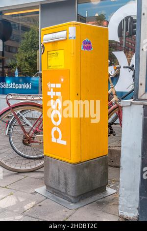 Turku, Finlandia - 6 agosto 2021: Giallo della casella postale del fornitore finlandese di servizi postali Posti. Foto Stock