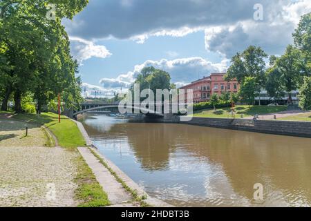 Vista estiva sul fiume Aura con ponte nel centro della città di Turku. Foto Stock