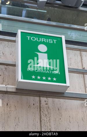 Turku, Finlandia - 6 agosto 2021: Emblema delle informazioni turistiche. Foto Stock