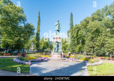 Helsinki, Finlandia - 5 agosto 2021: Statua di Johan Ludvig Runeberg, poeta nazionale finlandese, in Esplanadi Park Avenue. Foto Stock