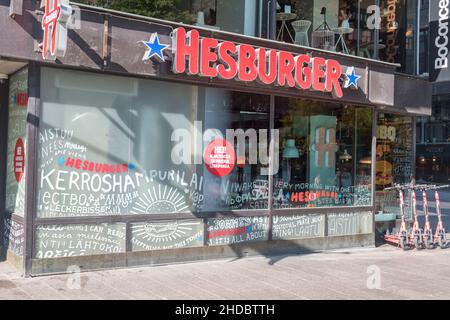 Helsinki, Finlandia - 5 agosto 2021: Ristorante della catena di fast food Hesburger con sede a Turku, Finlandia. Foto Stock