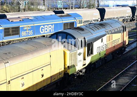 Tonbridge, Kent, UK-Gennaio 05 2022: Una classe di trasporto Colas 37 a Tonbridge West Yard in una gelida mattina invernale. Foto Stock