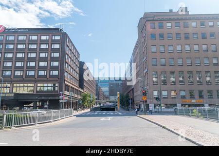 Helsinki, Finlandia - 5 agosto 2021: Ingresso alla stazione degli autobus della metropolitana di Kamppi. Foto Stock