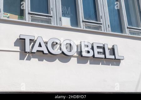 Helsinki, Finlandia - 5 agosto 2021: Cartello Taco Bell sul ristorante Taco Bell. Foto Stock