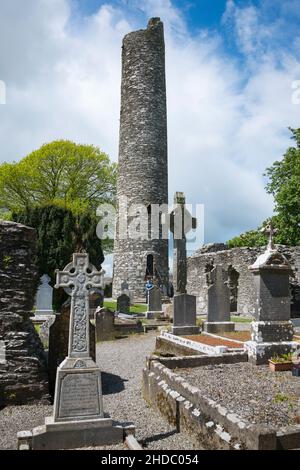 Croci e torre rotonda, rovine di Monasterboice, County Lough, Irlanda, Gran Bretagna / Mainistir Bhuithe |Kreuze mit Rundturm, Monasterboice, Contea Foto Stock