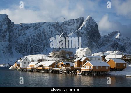 Im Winter auf den Lofoten an der Stadt Sakrisoy nei in Norwegen. Foto Stock
