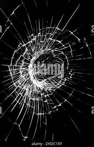 crepa su uno specchio di vetro rotto su una linea bianca di fondo di frammenti di una sfera. Foto Stock