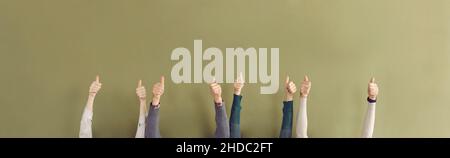 Sfondo banner con persone che alzano le mani e mostrano i pollici sui gesti Foto Stock
