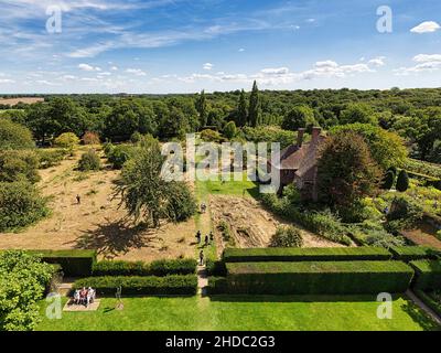 Vista dalla torre del cortile inferiore e frutteto, Sissinghurst Castello e Giardino, Cranbrook, Kent, Inghilterra, Regno Unito Foto Stock