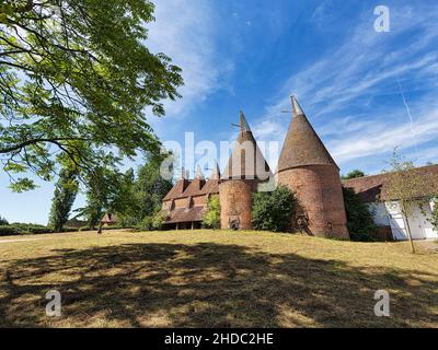 Ex luppolo essiccare case, luppolo forni torri, Oast House, Sissinghurst Castello e Giardino, Cranbrook, Kent, Inghilterra, Regno Unito Foto Stock