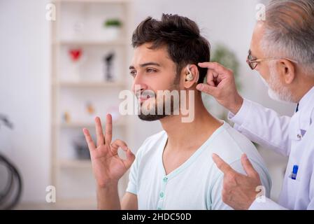 Giovane paziente con problemi di udito visita dottore otorinolaringologo Foto Stock