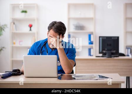 Giovane medico in concetto di telemedicina Foto Stock