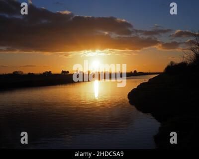 Sheerness, Kent, Regno Unito. 5th Jan 2022. UK Meteo: Tramonto a Sheerness, Kent in un pomeriggio freddo. Credit: James Bell/Alamy Live News Foto Stock