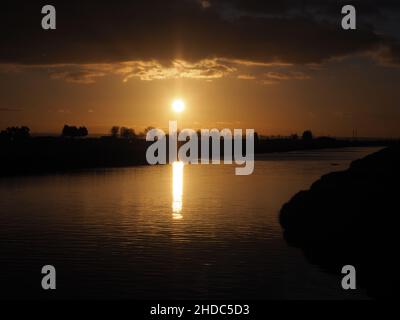 Sheerness, Kent, Regno Unito. 5th Jan 2022. UK Meteo: Tramonto a Sheerness, Kent in un pomeriggio freddo. Credit: James Bell/Alamy Live News Foto Stock