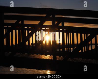 Sheerness, Kent, Regno Unito. 5th Jan 2022. UK Meteo: Tramonto a Sheerness, Kent in un pomeriggio freddo. Credit: James Bell/Alamy Live News Foto Stock