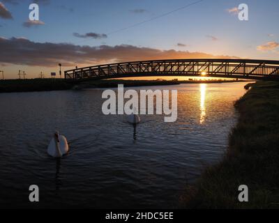 Sheerness, Kent, Regno Unito. 5th Jan 2022. UK Meteo: Tramonto a Sheerness, Kent in un pomeriggio freddo. Credit: James Bell/Alamy Live News Foto Stock