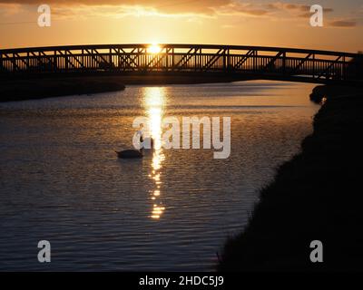 Sheerness, Kent, Regno Unito. 5th Jan 2022. UK Meteo: Tramonto a Sheerness, Kent in un pomeriggio freddo. Credit: James Bell/Alamy Live News Foto Stock