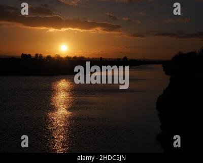 Sheerness, Kent, Regno Unito. 5th Jan 2022. UK Meteo: Tramonto a Sheerness, Kent in un pomeriggio freddo. Credit: James Bell/Alamy Live News Foto Stock