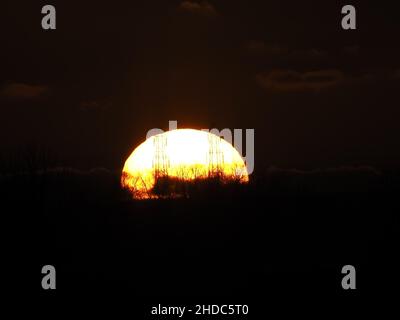 Sheerness, Kent, Regno Unito. 5th Jan 2022. UK Meteo: Tramonto a Sheerness, Kent in un pomeriggio freddo. Credit: James Bell/Alamy Live News Foto Stock