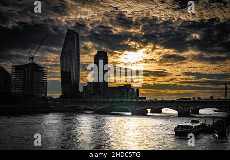 Guardando verso ovest al tramonto sul Tamigi a Londra, Regno Unito, verso Blackfriars Bridge. Londra ha fatto costruire numerosi nuovi grattacieli negli ultimi anni. T Foto Stock