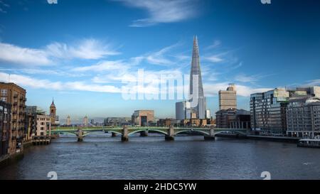 Il Tamigi a Londra ha preso lo sguardo ad est dal Southwark Bridge verso Cannon St Railway Bridge con Tower Bridge e lo Shard dietro Foto Stock