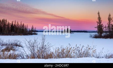 Alba sul Chippewa Flowage nel nord del Wisconsin. Foto Stock