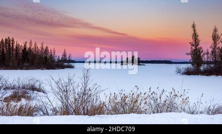 Alba sul Chippewa Flowage nel nord del Wisconsin. Foto Stock