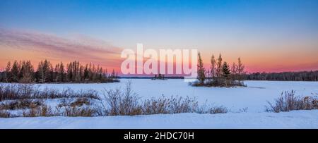 Alba sul Chippewa Flowage nel nord del Wisconsin. Foto Stock