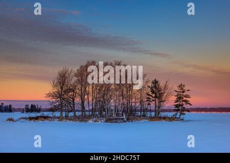 Alba sul Chippewa Flowage nel nord del Wisconsin. Foto Stock