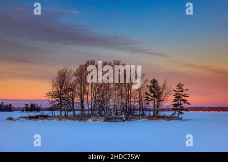 Alba sul Chippewa Flowage nel nord del Wisconsin. Foto Stock